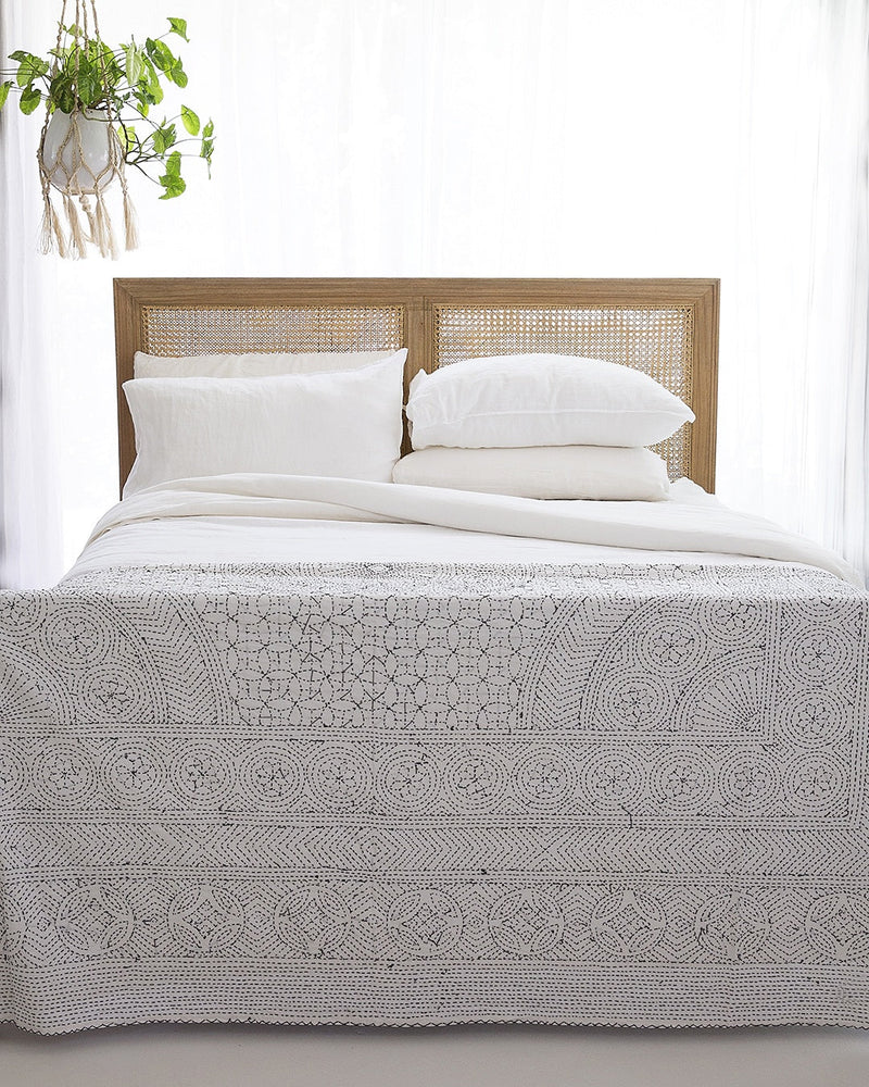 Hampton Cane Bed – Queen Size – Weathered Oak
